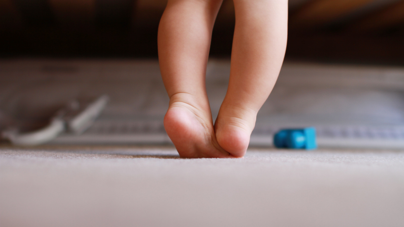 Kind geht auf Zehenspitzen