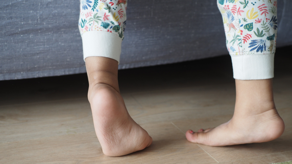 Kind geht auf Zehenspitzen