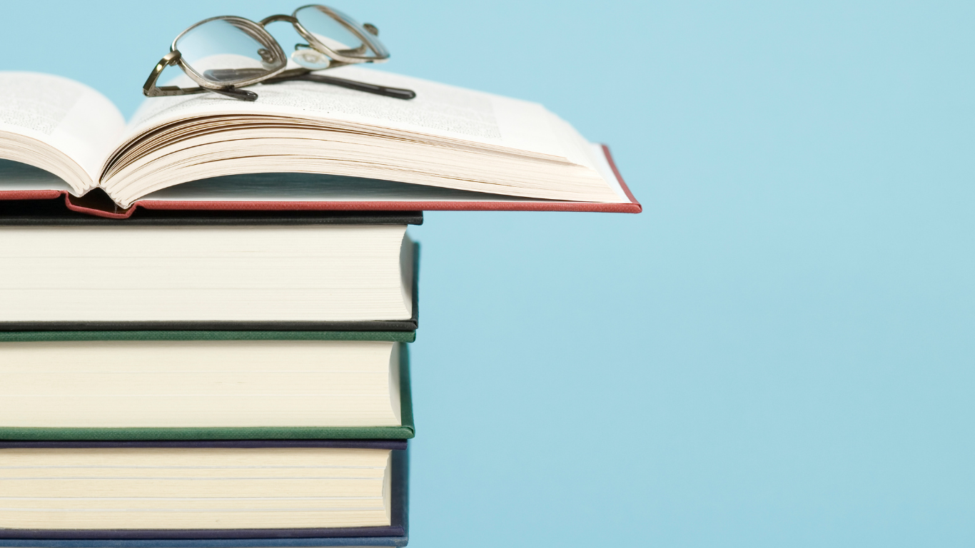 Stapel voll mit Büchern