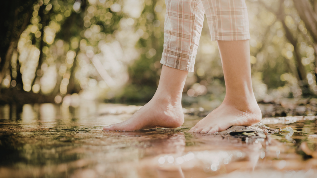Füsse die über Wasser laufen