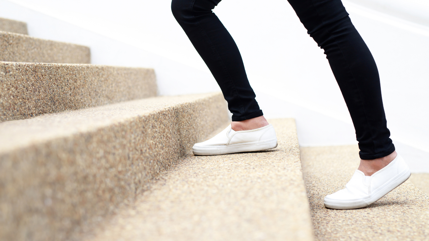 Frau die Treppen steigt